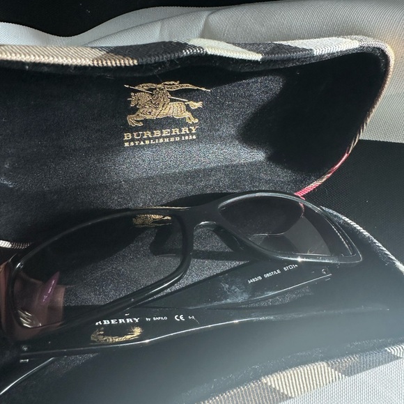 Burberry sunglasses with a case - Picture 7 of 7